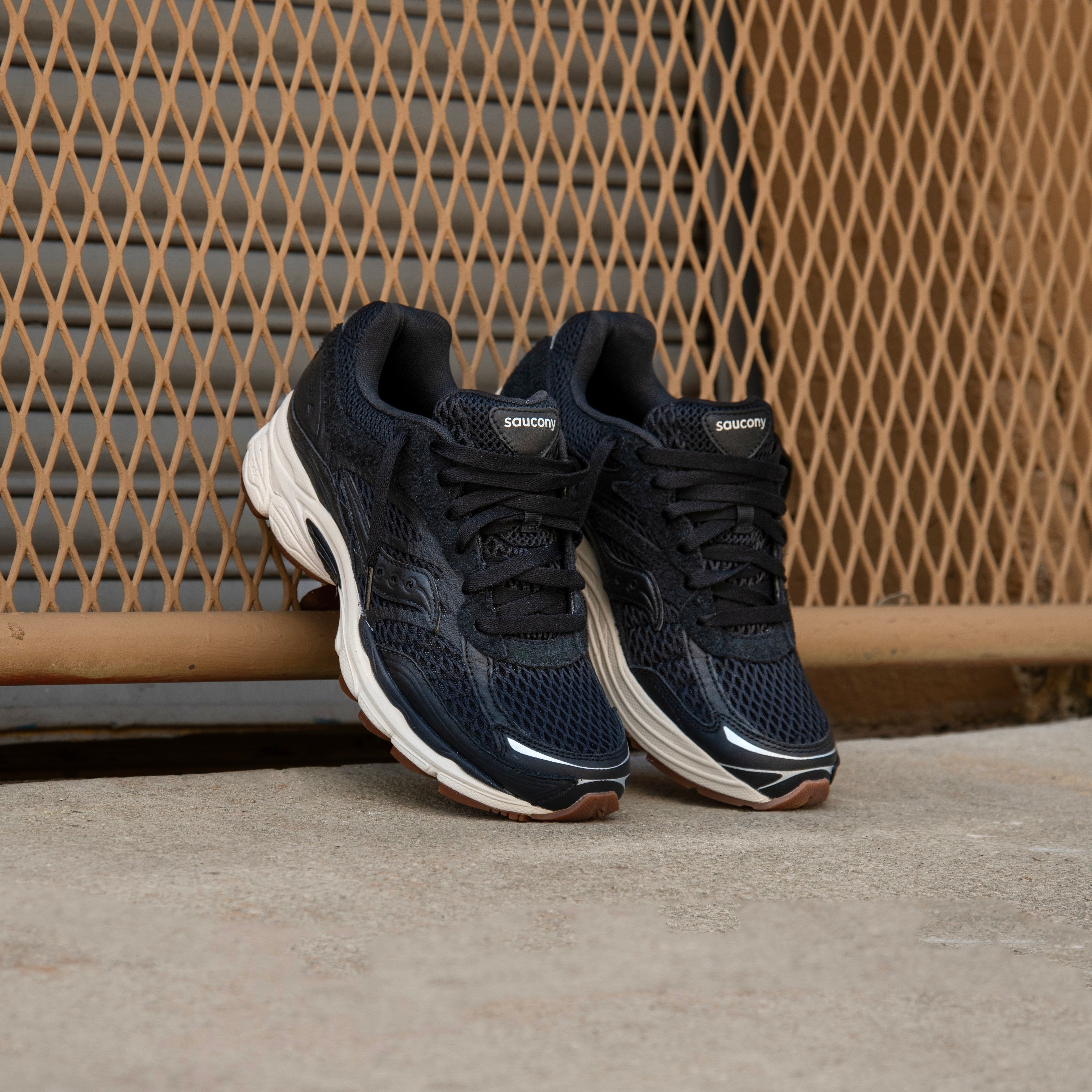 Mens Saucony ProGrid Omni 9 (Crafted Black)