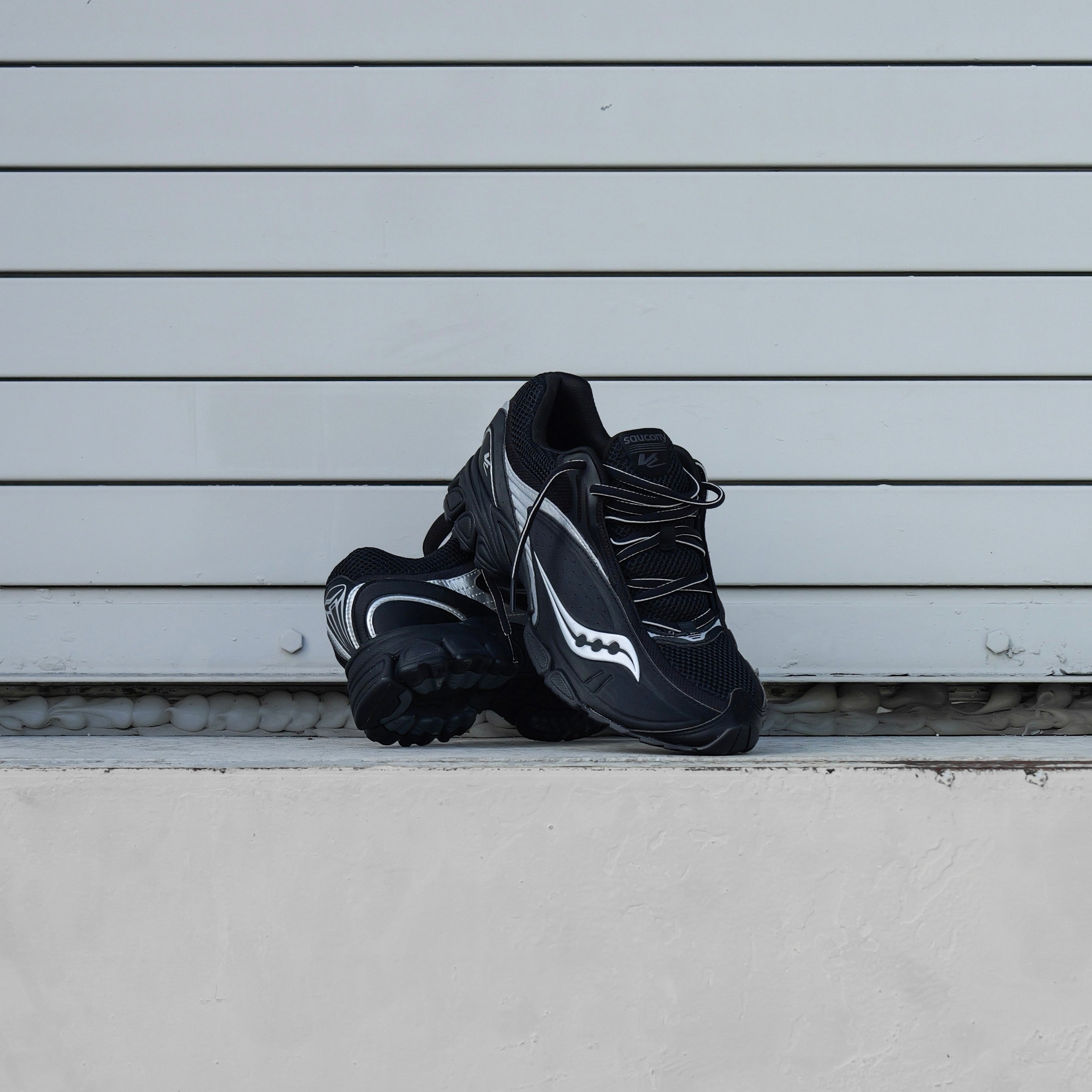 Mens Saucony ProGrid V2 (Black/Silver)