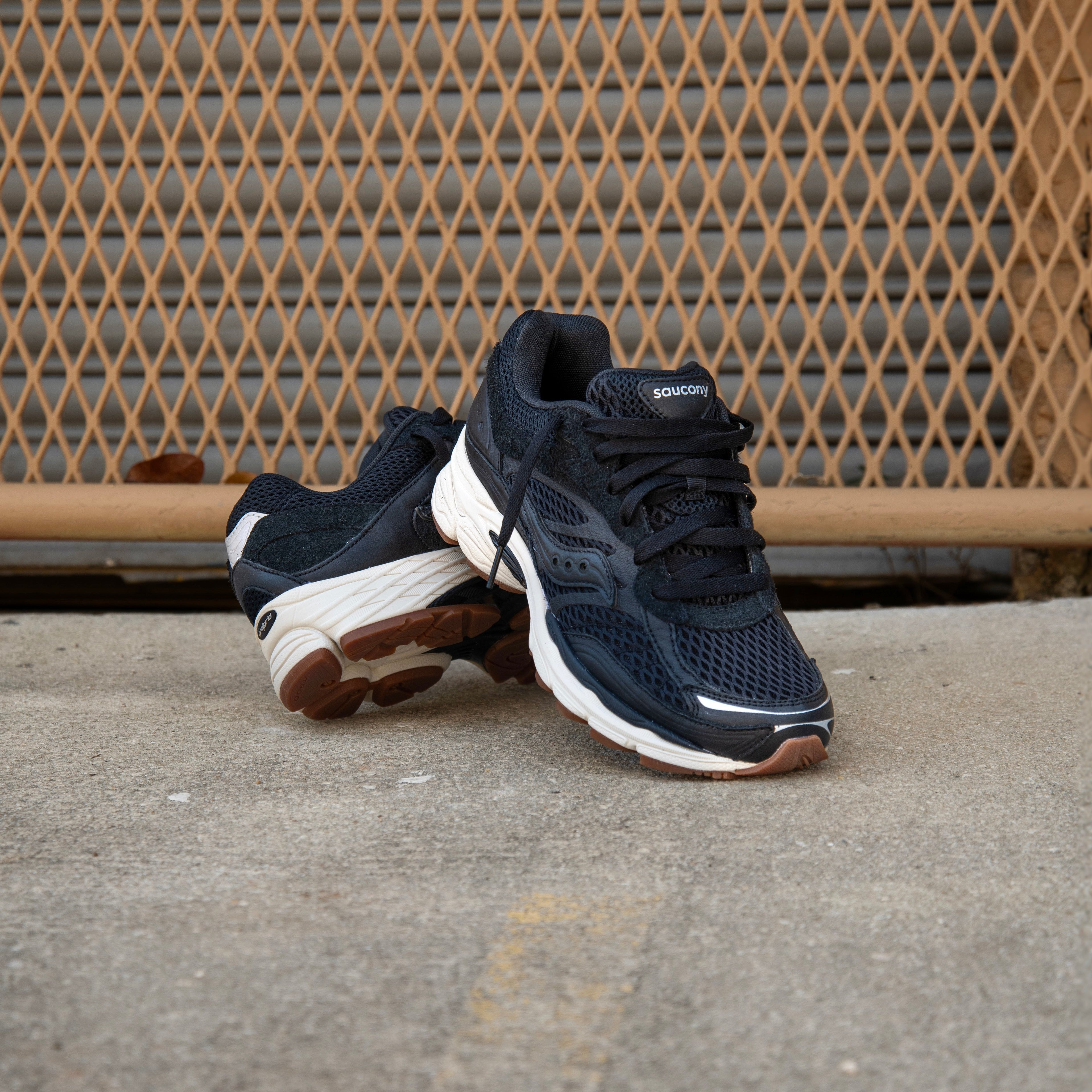 Mens Saucony ProGrid Omni 9 (Crafted Black)