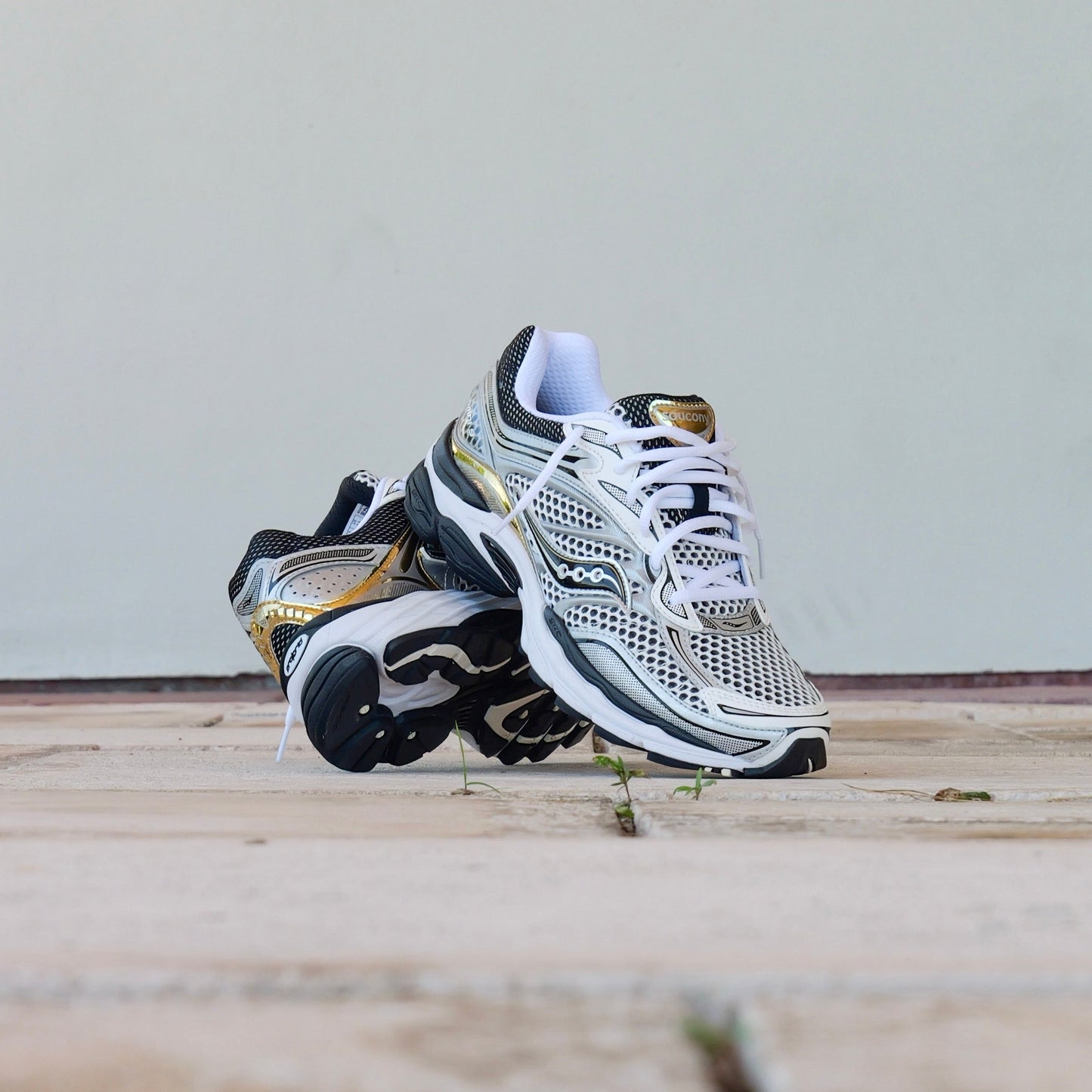 Mens Saucony ProGrid Omni 9 (Silver/Gold)