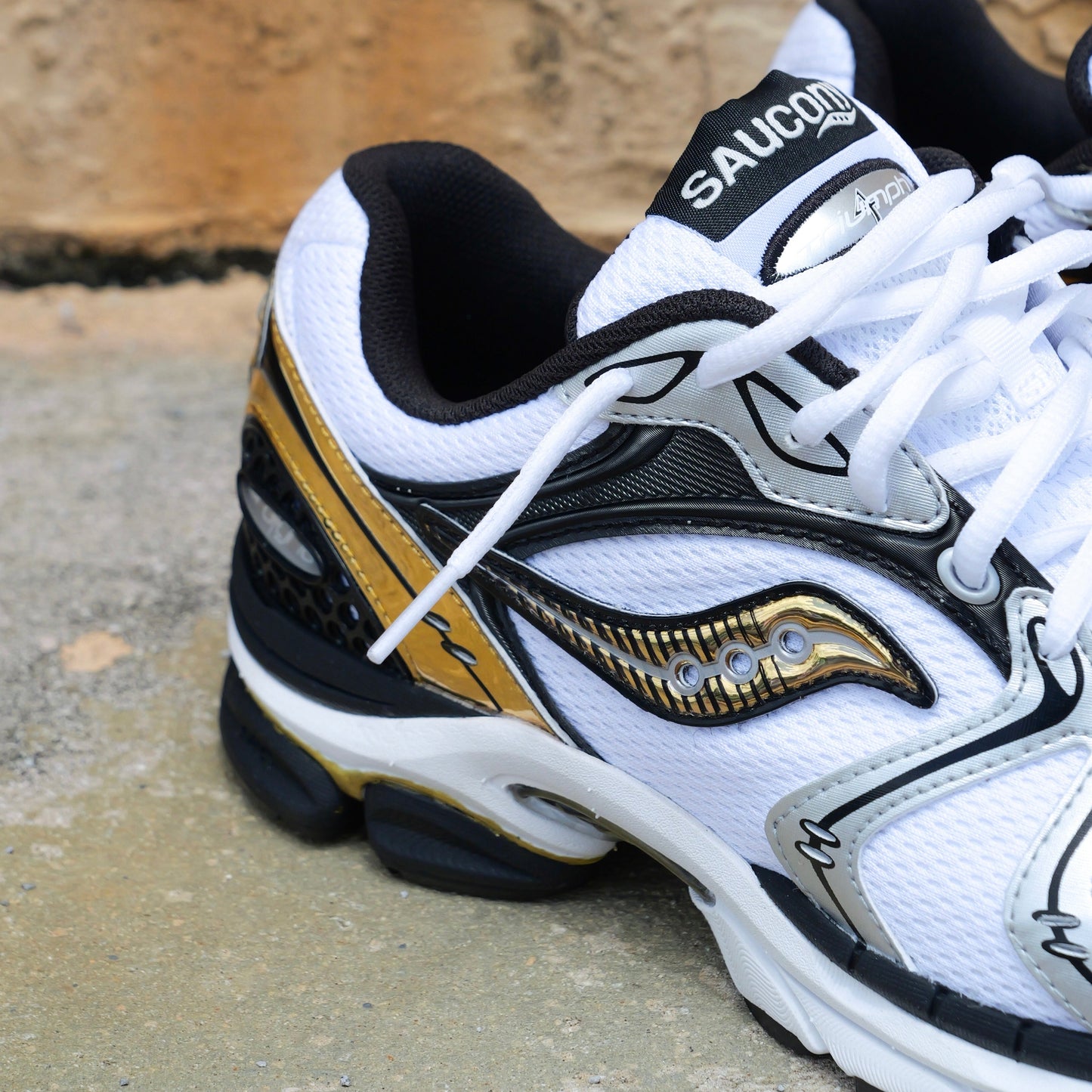 Mens Saucony ProGrid Triumph 4  (Gold/Chrome)