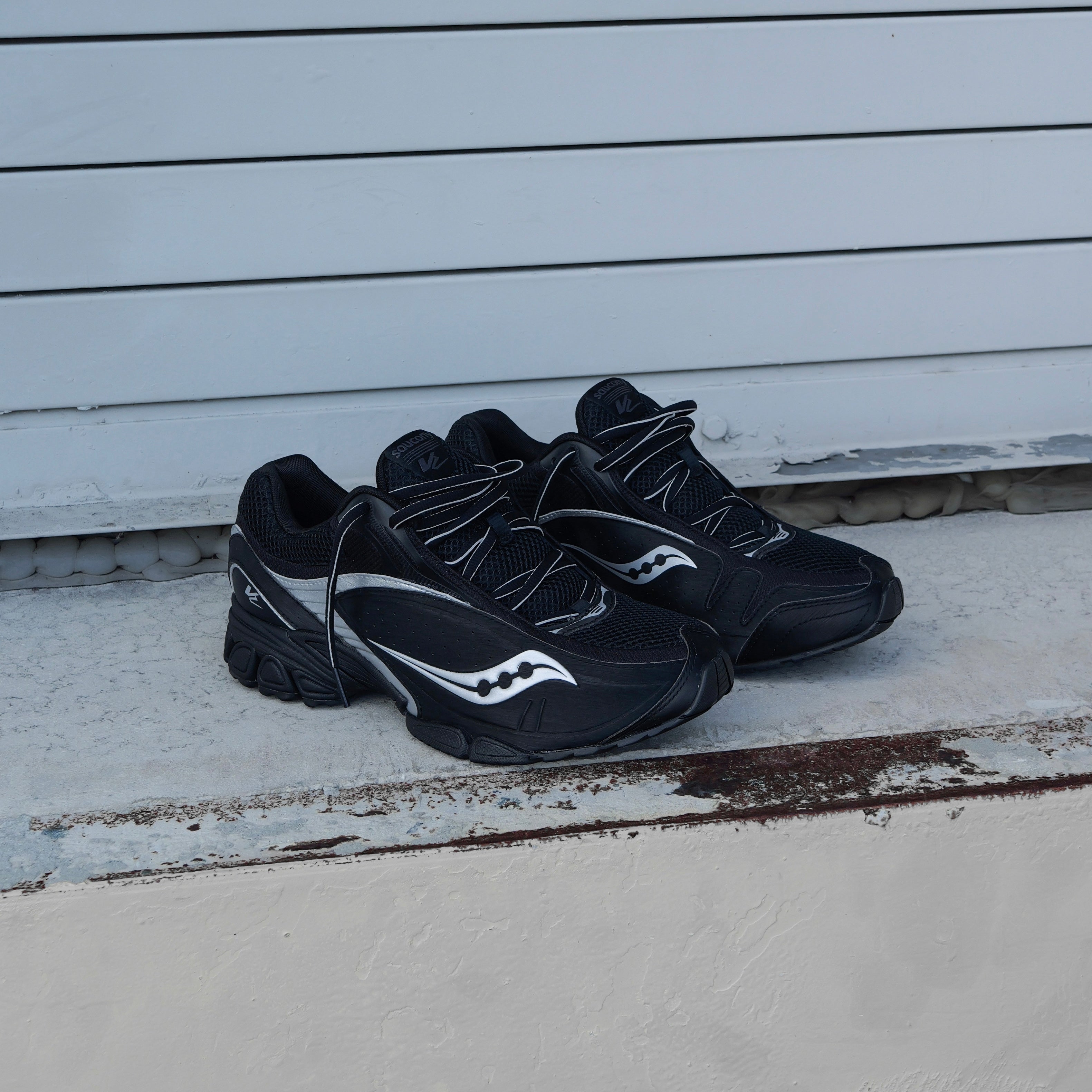 Mens Saucony ProGrid V2 (Black/Silver)